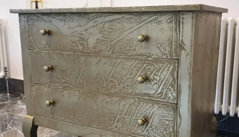 Liquid metal furniture finish with zinc coating